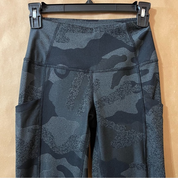 The North Face | High Rise Luxe Motivation Pocket 7/8 Leggings Black Camo Size M - Picture 3 of 11